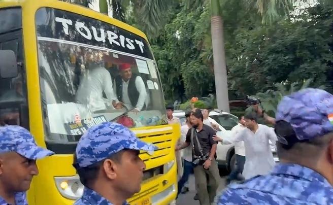 हिरासत में लिए जाने के बाद पुलिस बस में अखिलेश यादव