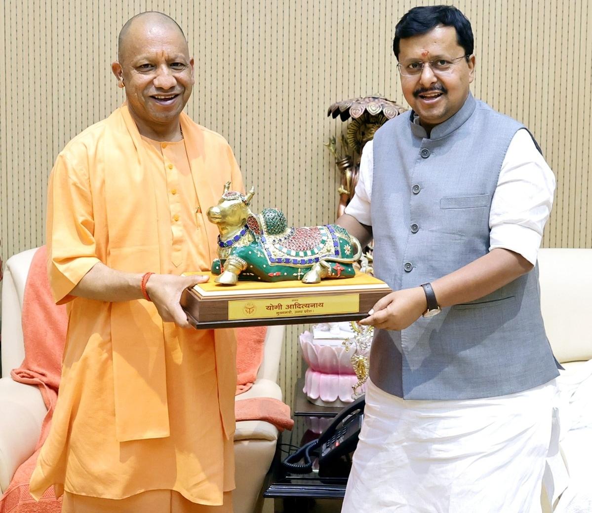 लखनऊ में योगी आदित्यनाथ के साथ नितिन नवीन