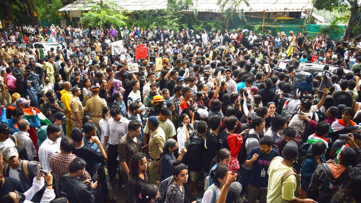 দিল্লির রাস্তায় ছাত্র-ছাত্রীদের আন্দোলন - পিটিআই