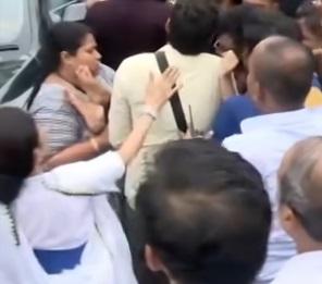 আর একজনের পিঠে থাপ্পড় মমতার 