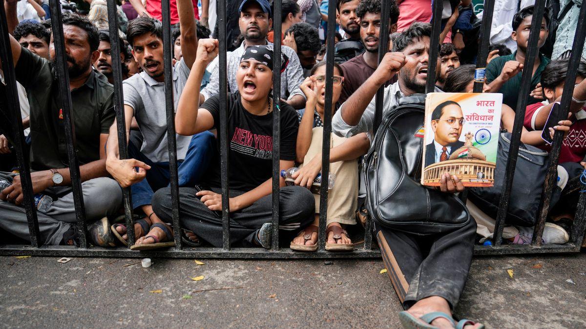 ছাত্র-ছাত্রীদের বিক্ষোভ -- পিটিআই