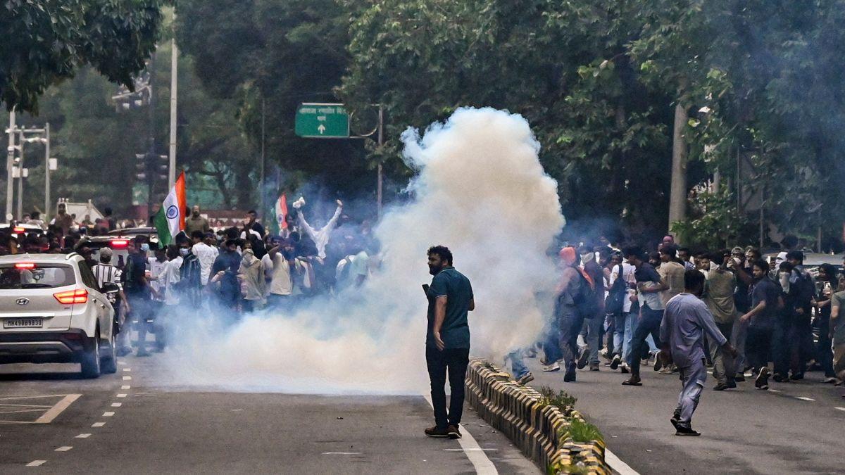পড়ুয়াদের সংসদ অভিযান রুখতে পুলিশের লাঠিচার্জ, টিয়ার গ্যাস- পিটিআই