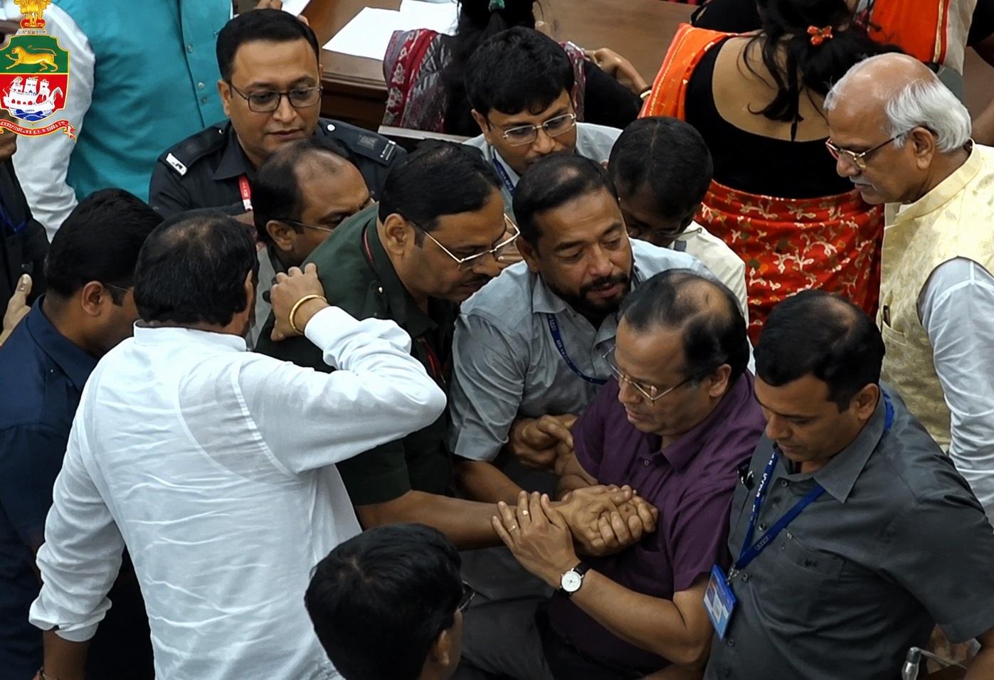 মার্শালরা বের করে দিচ্ছেন কুণাল ঘোষকে 