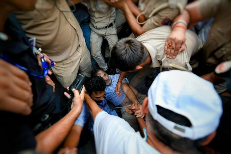 दिल्ली पुलिस राहुल गांधी को हिरासत में लेते हुए