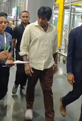 বুধবার রাতে কলকাতা বিমানবন্দরে বিজয় সেতুপতি