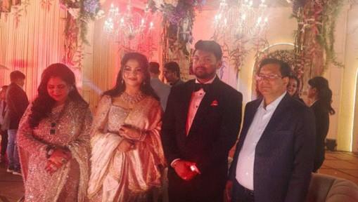 মেয়ের বিয়েতে মেয়ে-জামাইয়ের সঙ্গে টুলু মণ্ডল