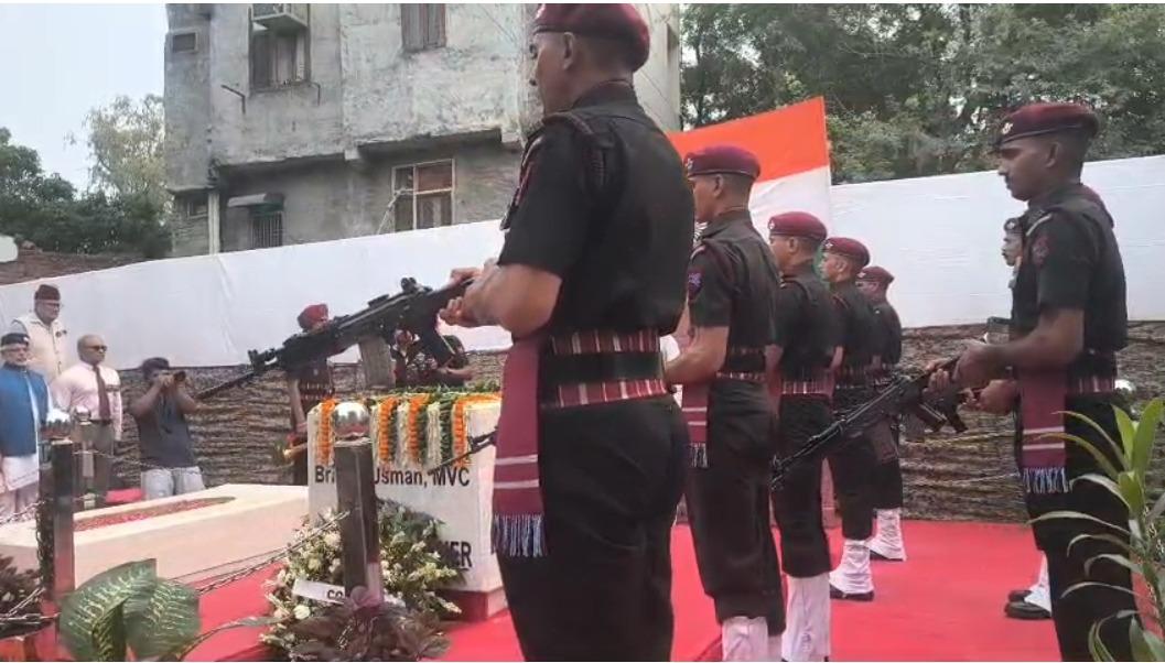 ब्रिगेडियर उस्मान की मजार दिल्ली में जामिया मिल्लिया मेट्रो स्टेशन के पास बनी हुई है; 3 जुलाई 2026 को यहां श्रद्धांजलि देते जवान