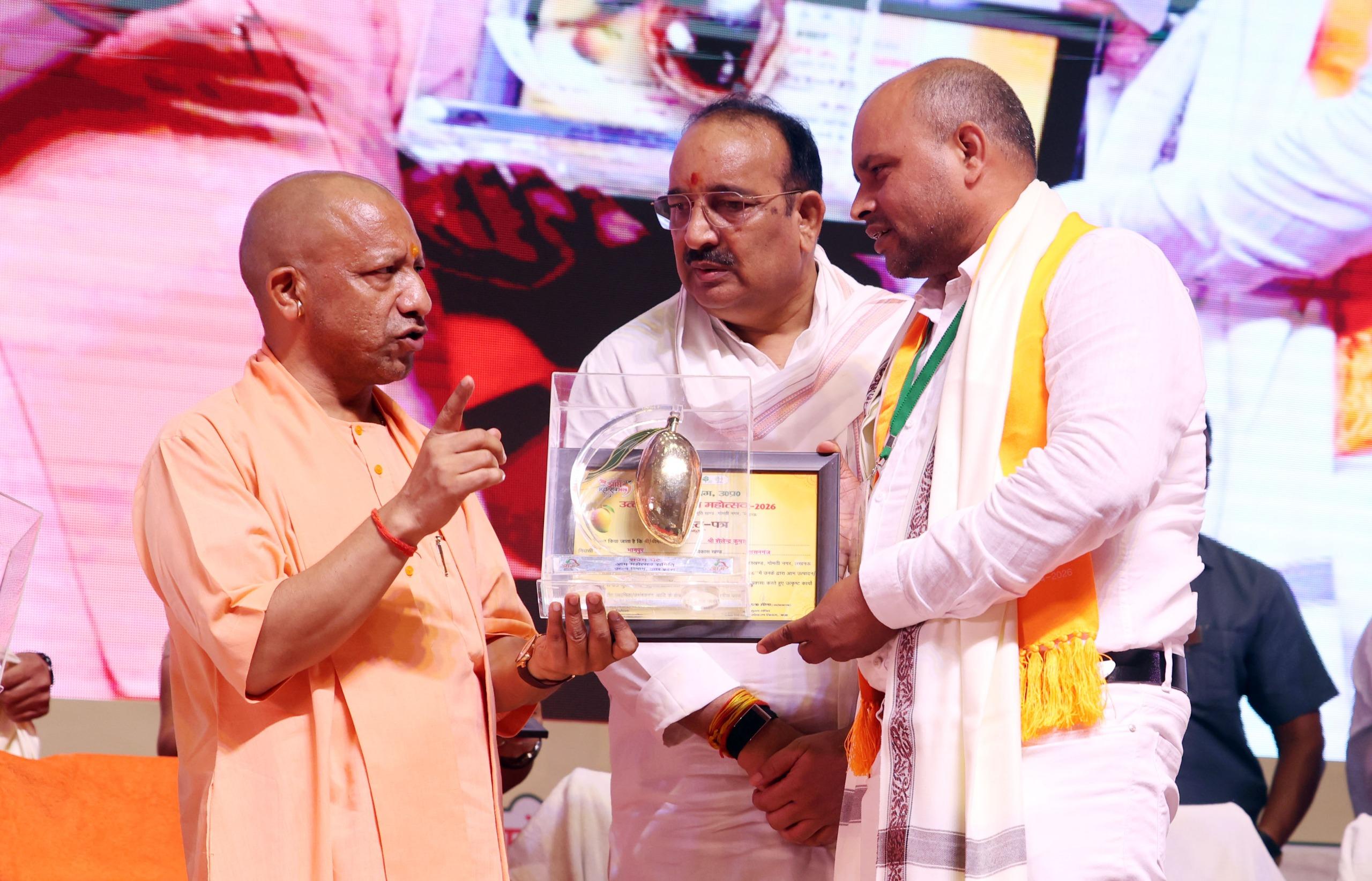 मुख्यमंत्री योगी आदित्यनाथ ने किया उत्कृष्ट किसानों का सम्मान