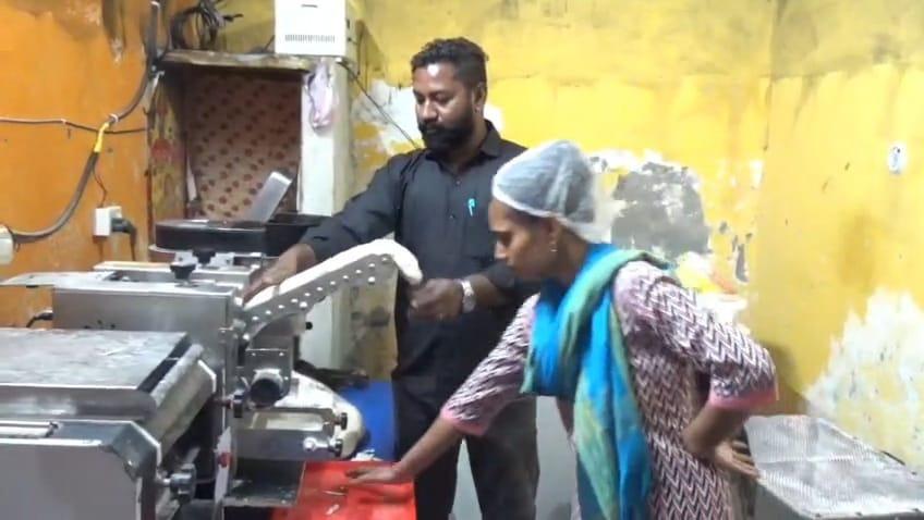 मोमोज फैक्ट्री