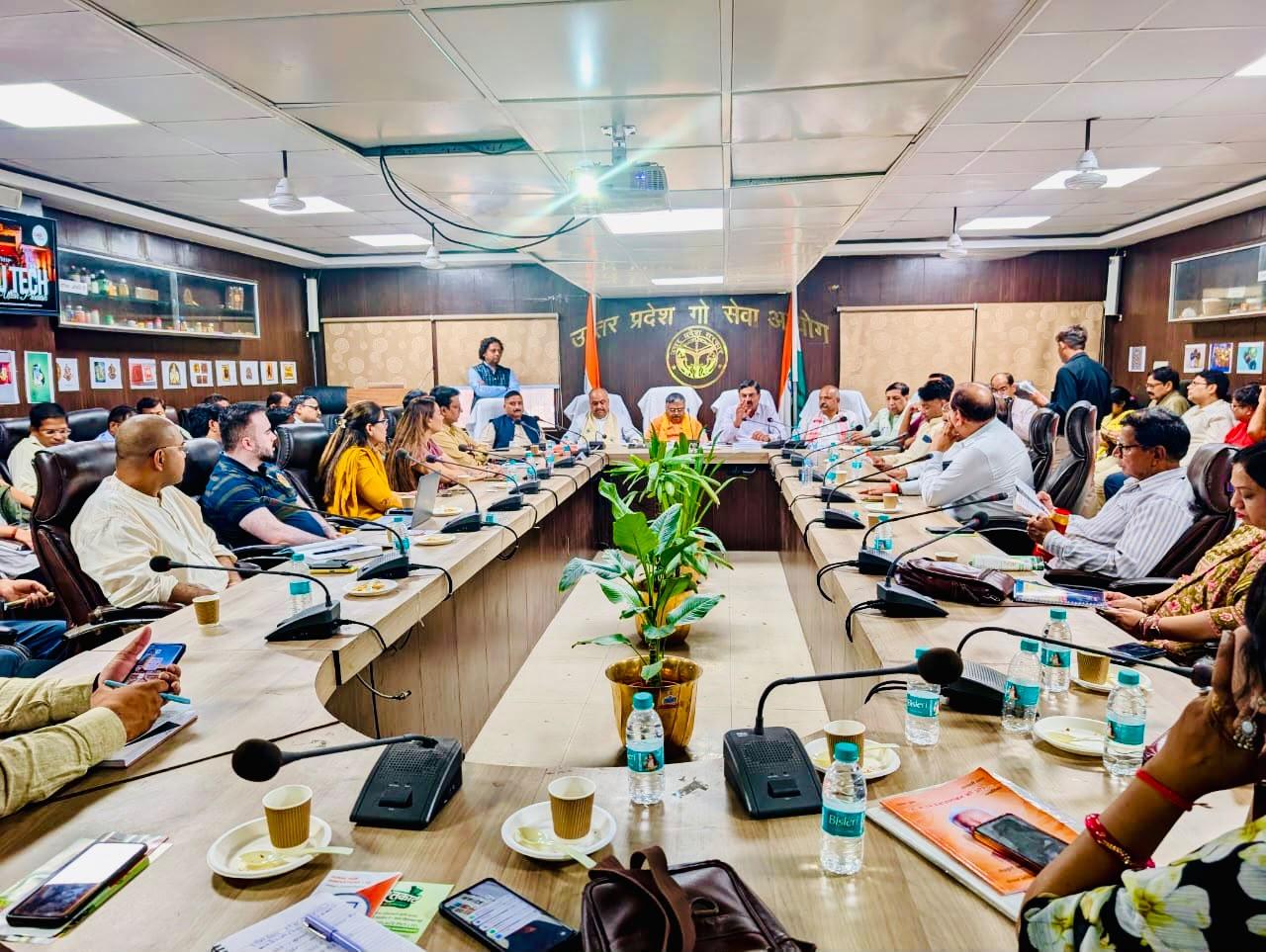 उत्तर प्रदेश गो सेवा आयोग ने लखनऊ में की बैठक