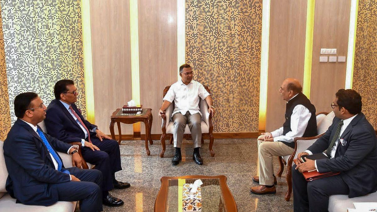 বাংলাদেশের প্রধানমন্ত্রী তারেক রহমানের সঙ্গে ভারতের হাইকমিশনার দীনেশ ত্রিবেদীর বৈঠক - পিটিআই ফাইল ছবি