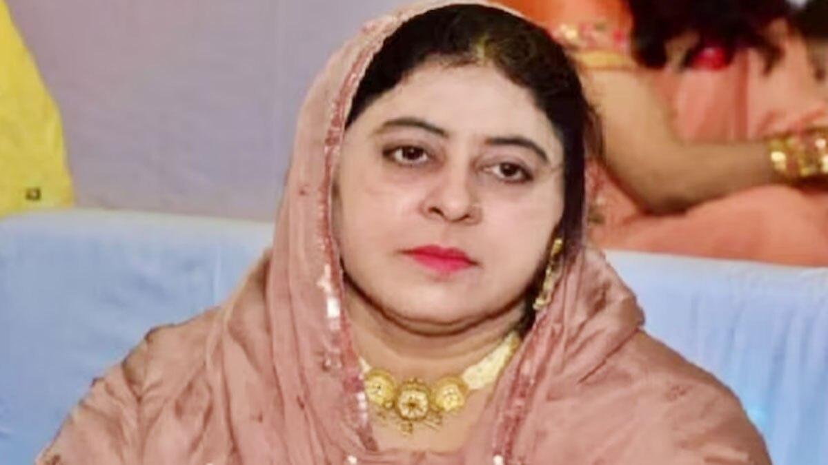 अतीक अहमद की पत्नी शाइस्ता परवीन कई मामलों में आरोपी हैं और तीन वर्षों से फरार चल रही हैं