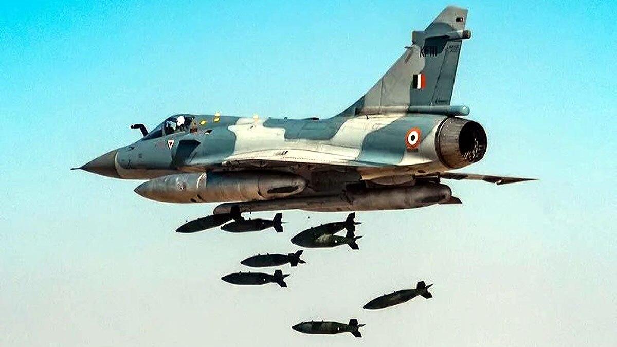 भारतीय वायु सेना के बेड़े में अभी-भी मिराज जैसे पुराने फाइटर जेट शामिल हैं