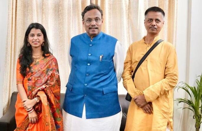 गायिका और बिहार में BJP विधायक मैथिली ठाकुर के साथ विनोद तावड़े (फाइल फोटो)