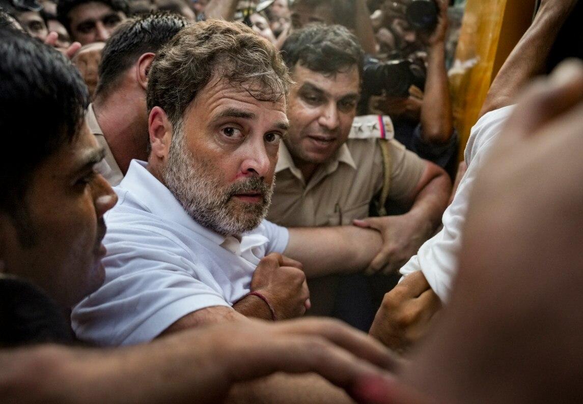 प्रधानमंत्री आवास के बाहर धरने के दौरान राहुल गांधी को हिरासत में लेती पुलिस