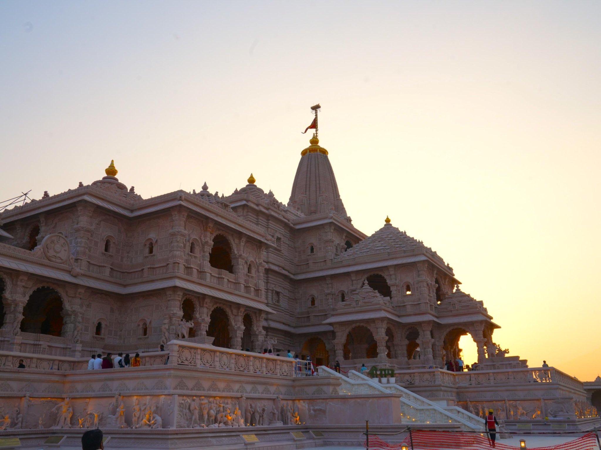राम मंदिर निर्माण समिति और ट्रस्ट के बीच अधिकारों को लेकर कथिततौर पर विवाद है