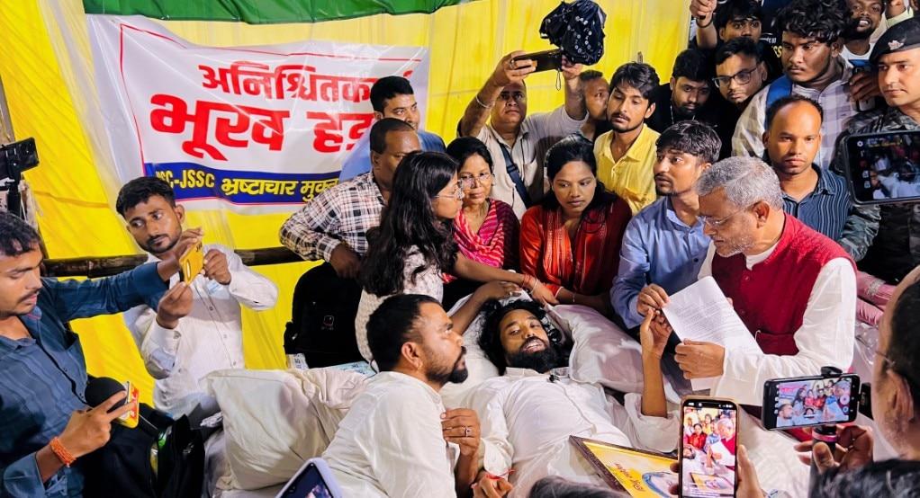 झारखंड में नेता विपक्ष बाबू लाल मरांडी भी आंदोलन कर रहे छात्रों से मिलने पहुंचे थे