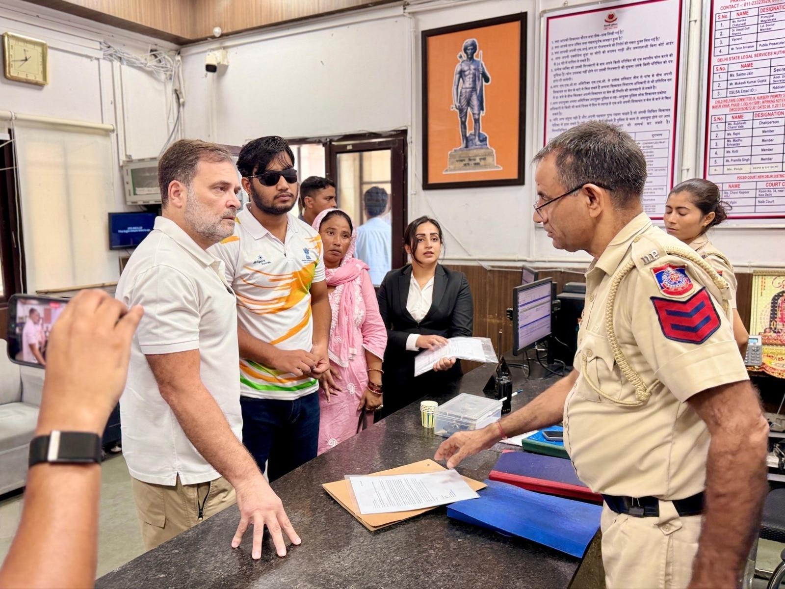 जंतर-मंतर पर पैलेट गन के छर्रे से घायल हुए साहिल लोचब के साथ पुलिस थाने में राहुल गांधी