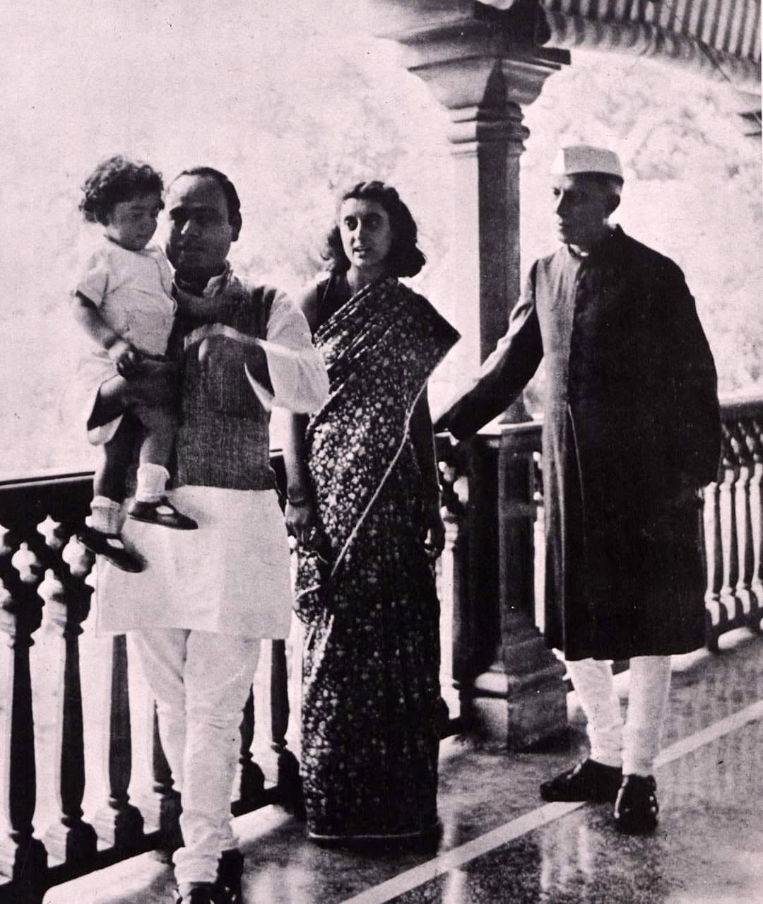 आनंद भवन में जवाहर लाल नेहरू, इंदिरा और राजीव के साथ फिरोज गांधी