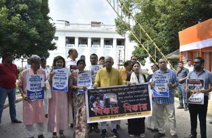 মমতা বন্দ্যোপাধ্যায়ের হামলার প্রতিবাদে কুণাল ঘোষদের সঙ্গে ঋতব্রত শিবিরের ৩ বিধায়ক 