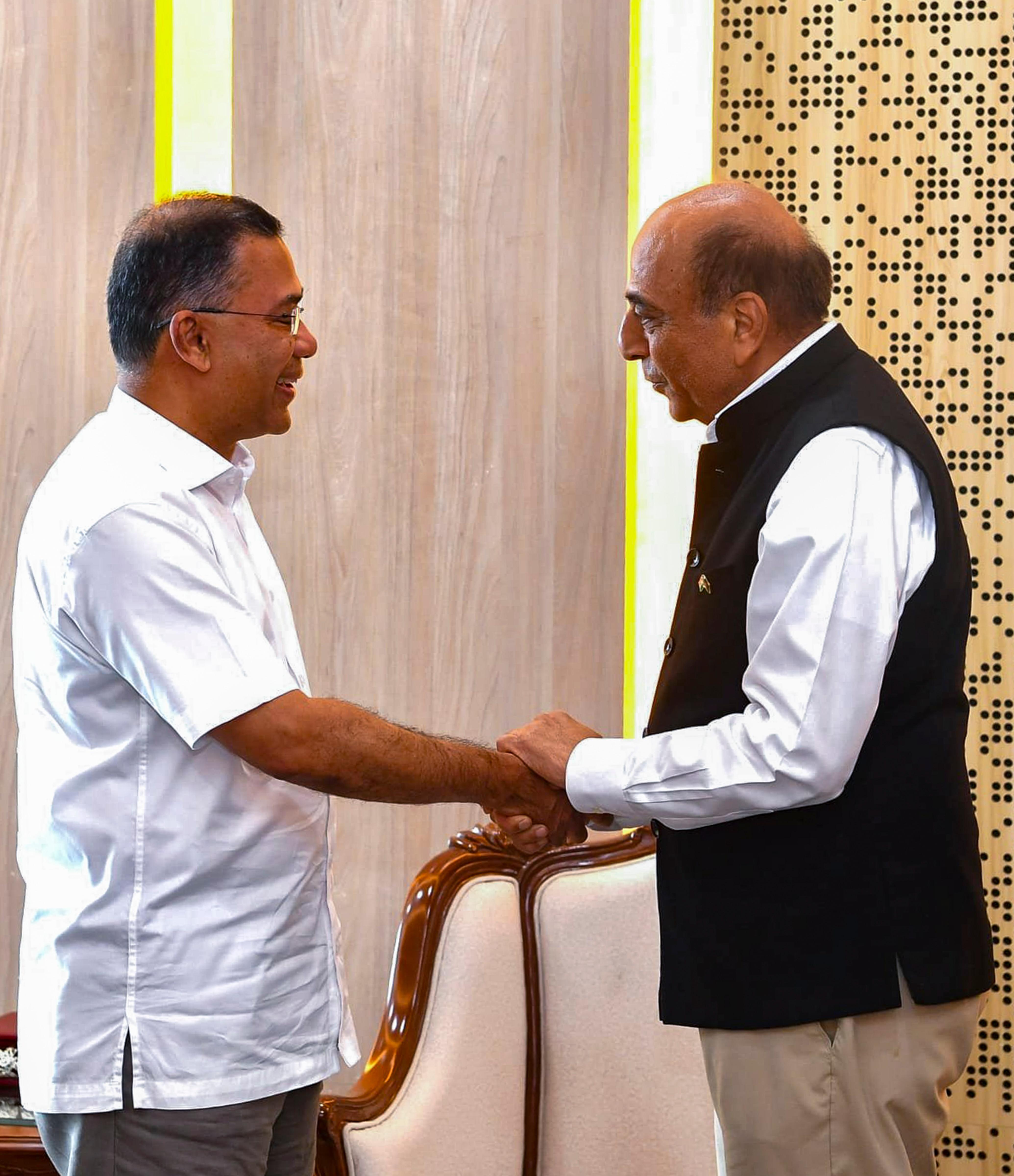 বাংলাদেশের প্রধানমন্ত্রী তারেক রহমান ও ভারতের হাইকমিশনার দীনেশ ত্রিবেদী - পিটিআই