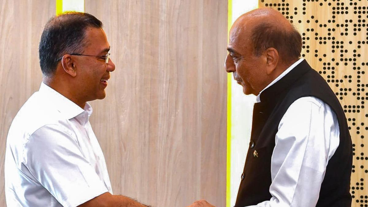 বাংলাদেশের প্রধানমন্ত্রী তারেক রহমানের সঙ্গে ভারতের হাইকমিশনার দীনেশ ত্রিবেদী
