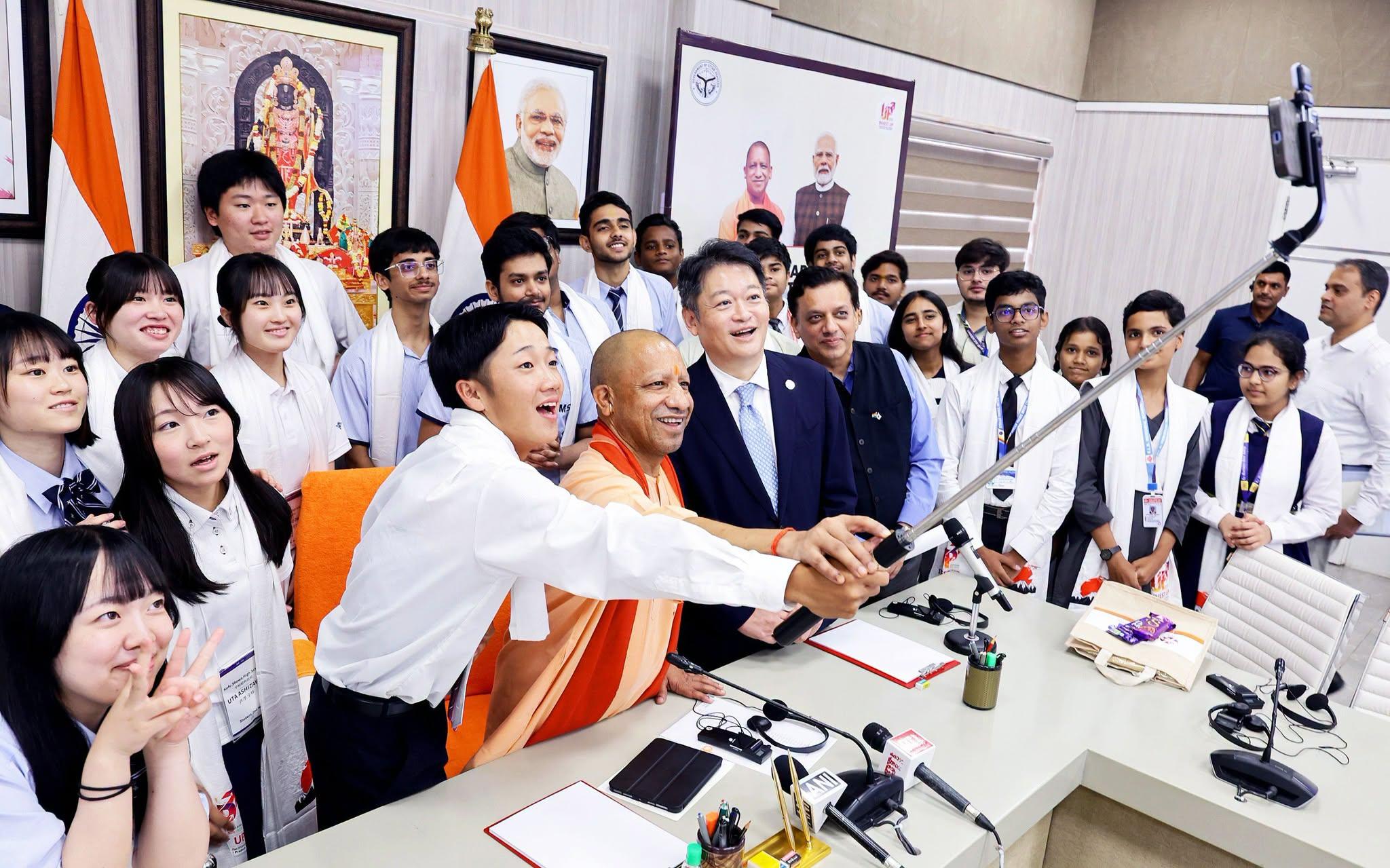 जापानी छात्रों के साथ योगी आदित्यनाथ (फोटो : facebook.com/MYogiAdityanath)