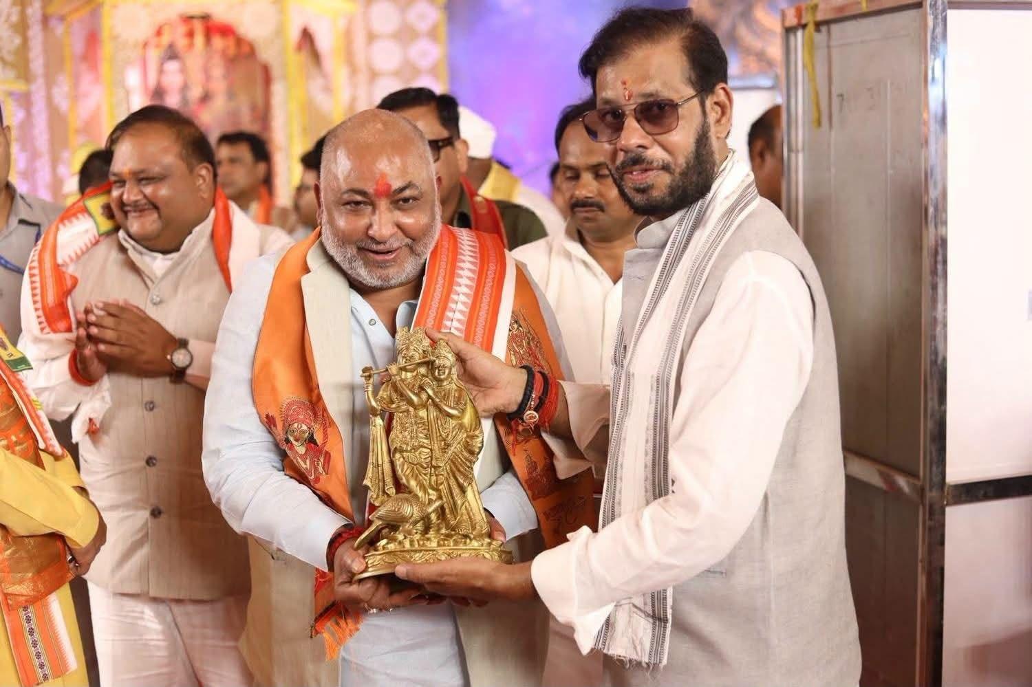 शिव महापुराण कथा में दयाशंकर सिंह (बाएं) मनोज पांडे के साथ