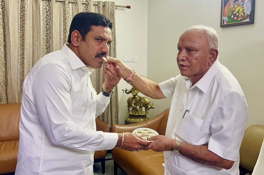 विजयेंद्र के साथ बी.एस. येदियुरप्पा (फाइल फोटो)