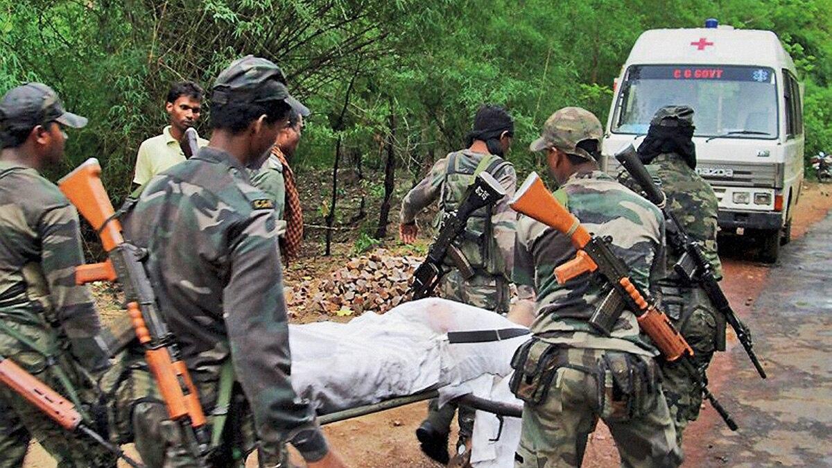 झीरम घाटी हमले में नक्सलियों का शिकार बने एक व्यक्ति का शव ले जाते सुरक्षाकर्मी (फाइल फोटो)