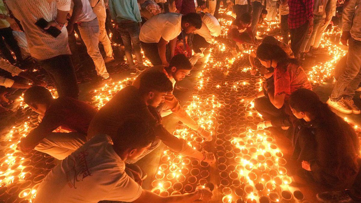 इस बार 30 लाख दिए जलाने की योजना है (फाइल फोटो)