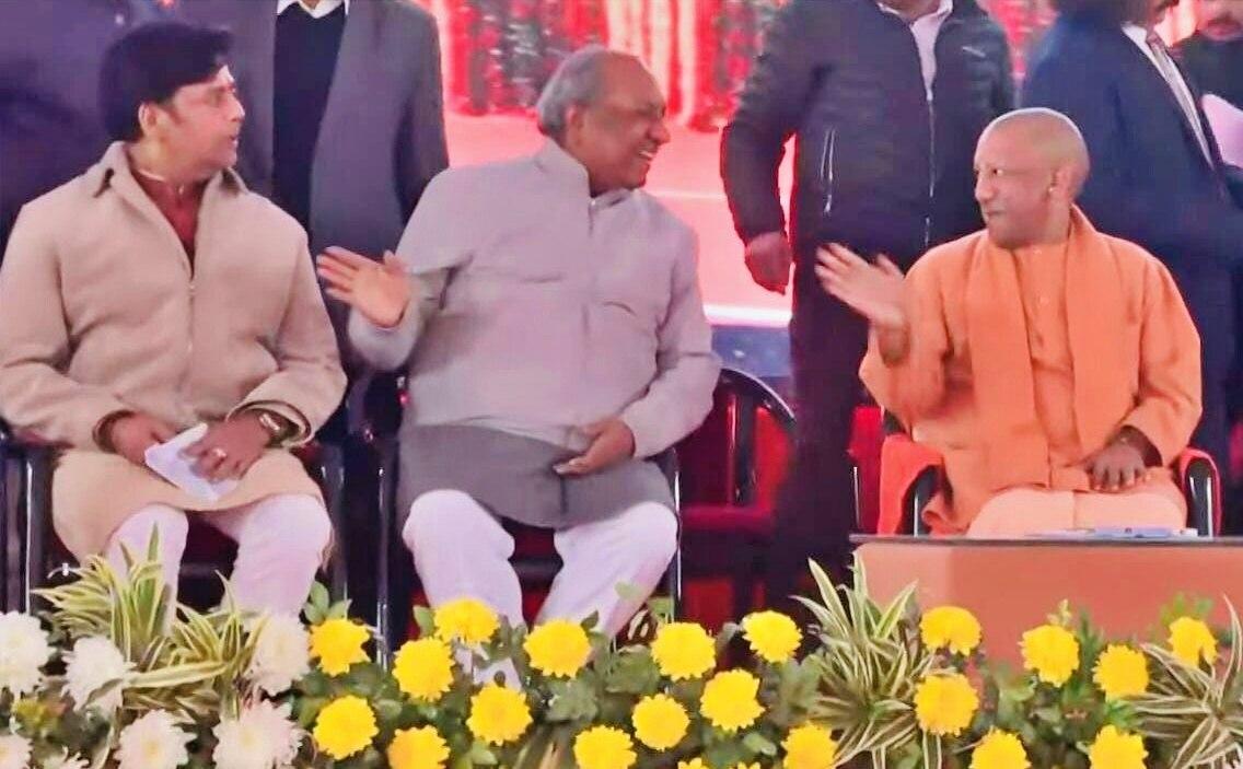 मुख्यमंत्री योगी आदित्यनाथ और BJP सांसद रवि किशन के साथ संजय निषाद (फाइल फोटो)