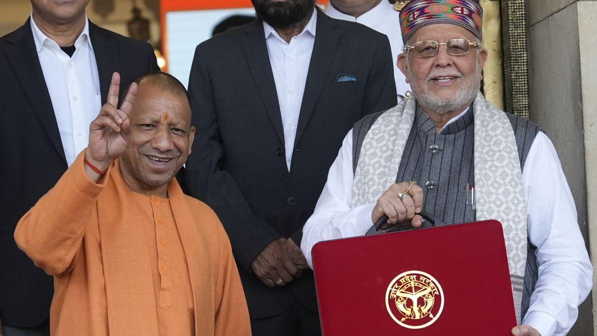 मुख्यमंत्री योगी आदित्यनाथ ने वित्त मंत्री सुरेश खन्ना के साथ एक समीक्षा बैठक की है (फाइल फोटो)