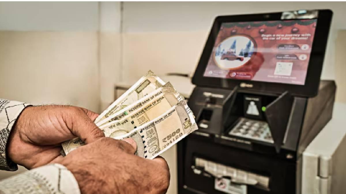 व्यापारियों के मुताबिक अब कई लोग UPI के बदले नकद को प्राथमिकता दे सकते हैं (सांकेतिक तस्वीर)