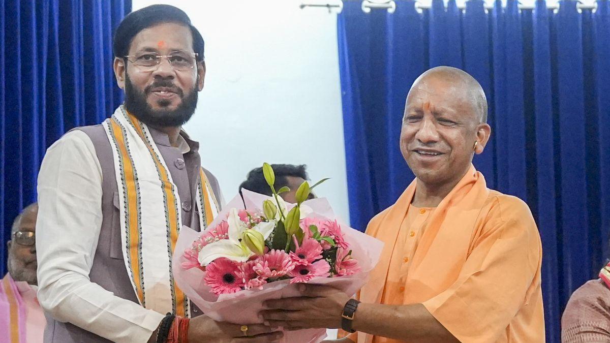 मुख्यमंत्री योगी आदित्यनाथ के साथ मनोज पांडे (फाइल फोटो)