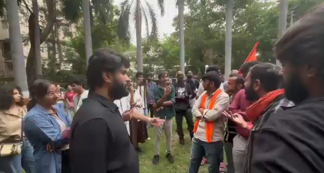 बजरंग दल के सदस्यों पर आरोप है कि उन्होंने पार्क में लोगों पर हमला किया