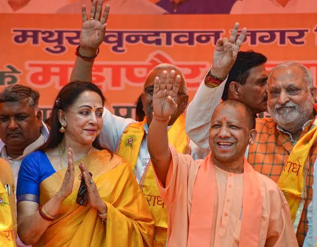 मथुरा की सांसद हेमा मालिनी के साथ मुख्यमंत्री योगी आदित्यनाथ