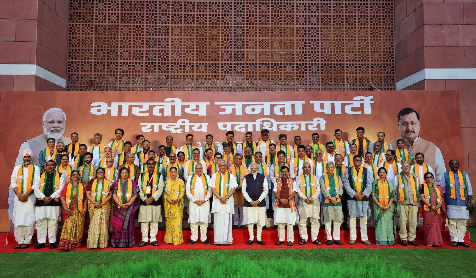 BJP संगठन के पदाधिकारी पीएम मोदी और अध्यक्ष नितिन नवीन के साथ (फाइल फोटो)
