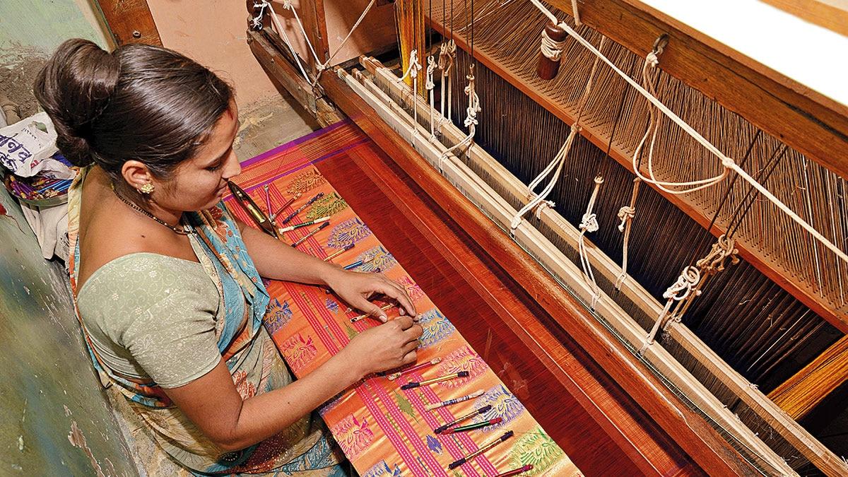 पैठणी साड़ी के बारकोड में बुनकर का नाम भी दर्ज होगा (फाइल फोटो)