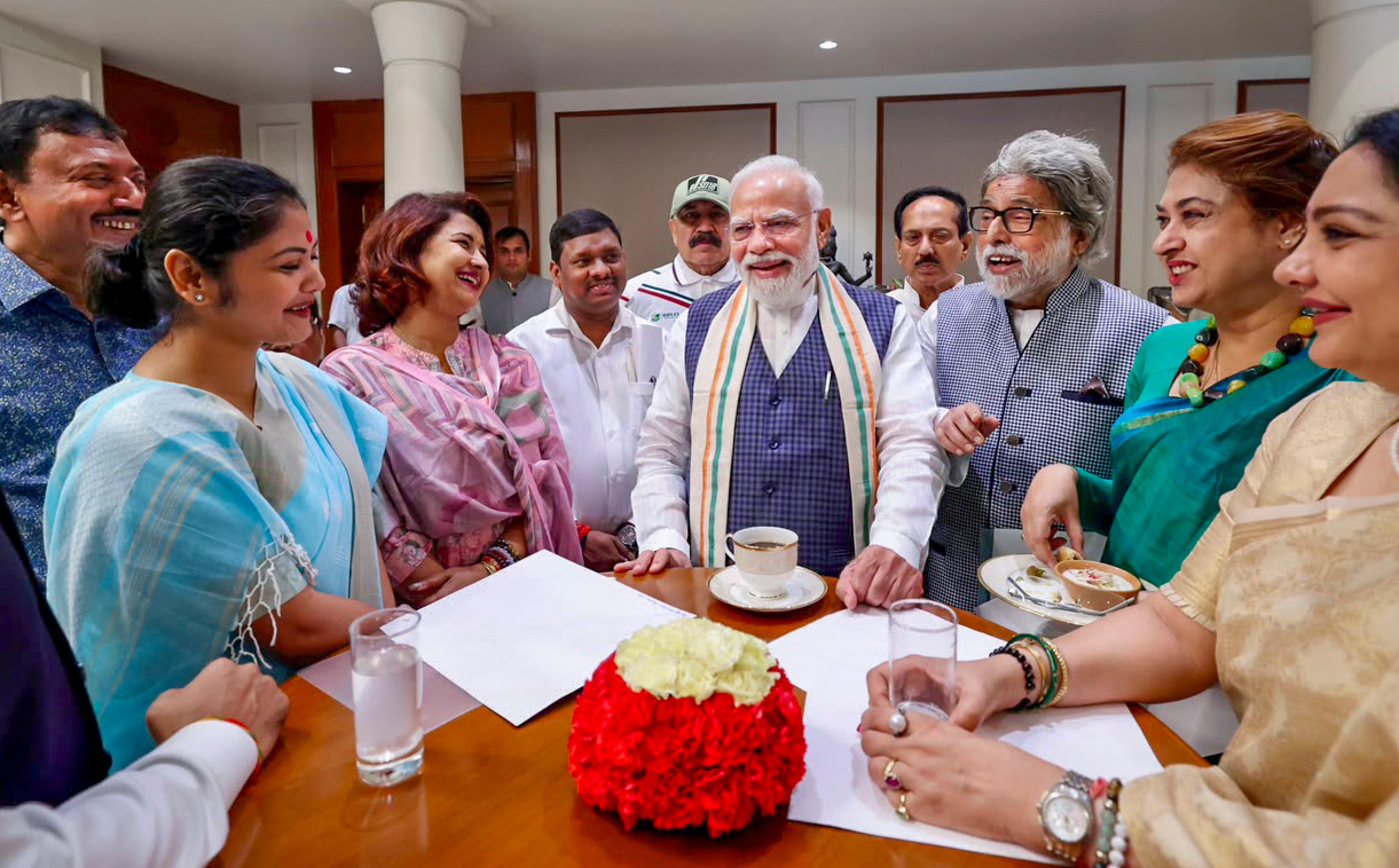 TMC के बागी सांसद पीएम मोदी के साथ (फाइल फोटो)
