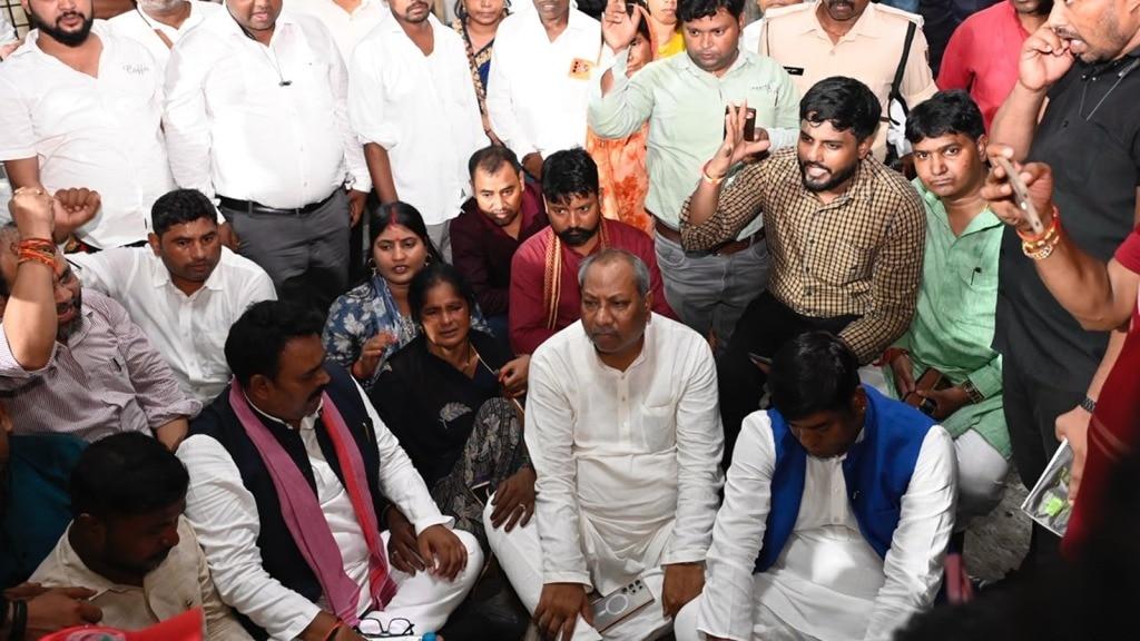 कारोबारी विनोद साहनी की हत्या के विरोध में अपनी ही सरकार के खिलाफ धरने पर बैठे संजय निषाद