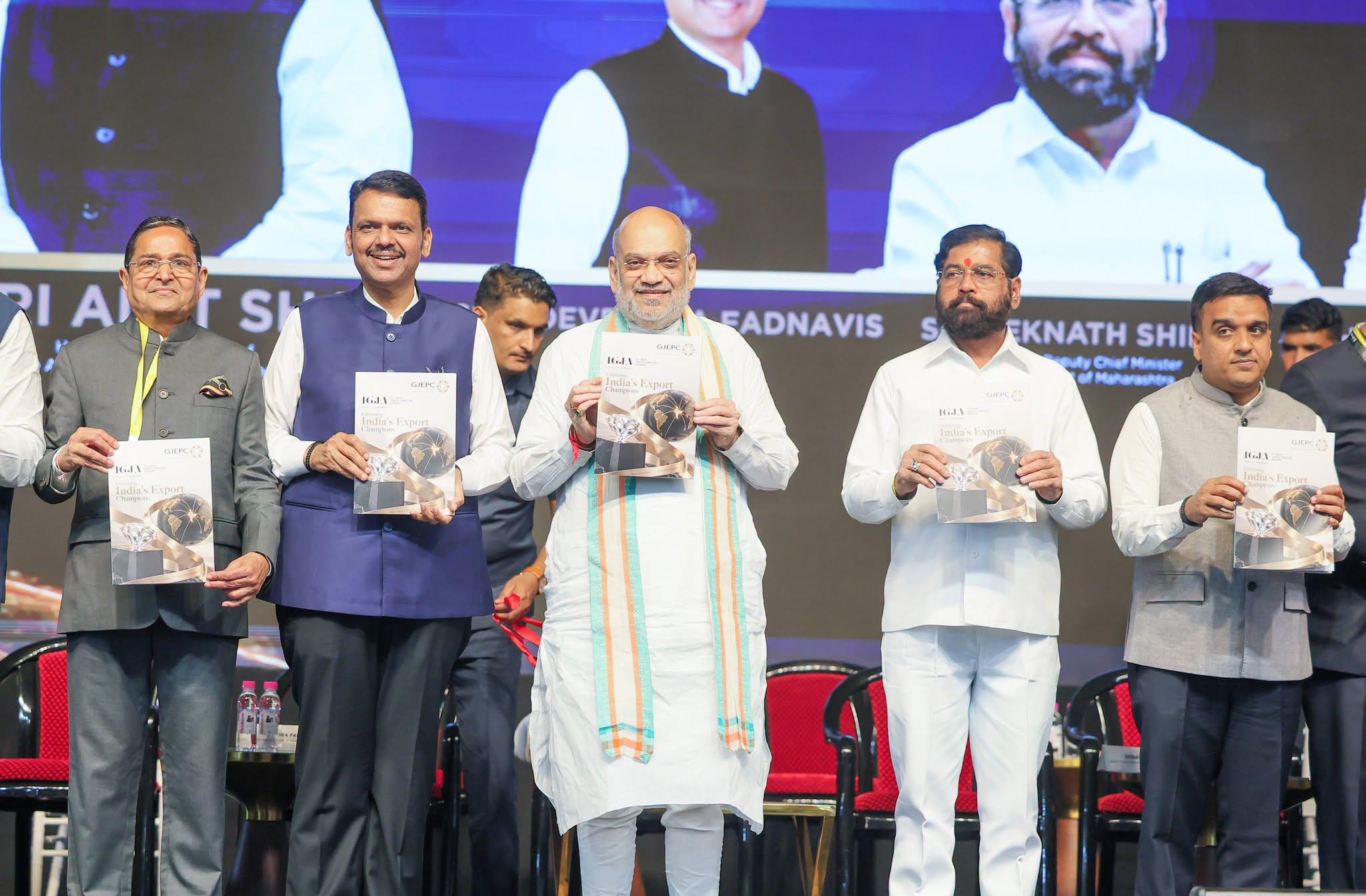 मुंबई में 52वें इंडिया जेम्स एंड ज्वैलरी अवॉर्ड्स में अमित शाह