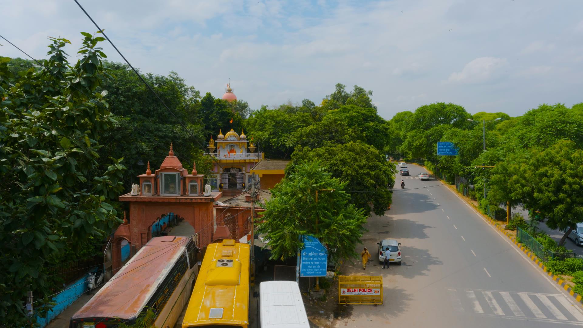 पुराने गावों की निशानियां अब भी कायम हैं, जैसे मुनीरका का यह बाबा गंगनाथ मंदिर (फोटो : गुलशन कुमार सिंह)