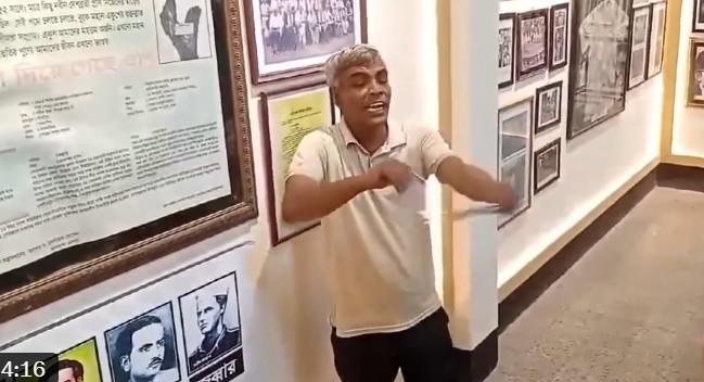 DUCSU-র সংগ্রহশালায় জিন্নাহর ছবি ছিঁড়ে ফেলছেন এক ছাত্র