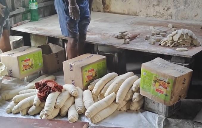যে পাটাতনে খাজা বেলা হচ্ছে, সেখানেই দাঁড়ান কর্মীরা 