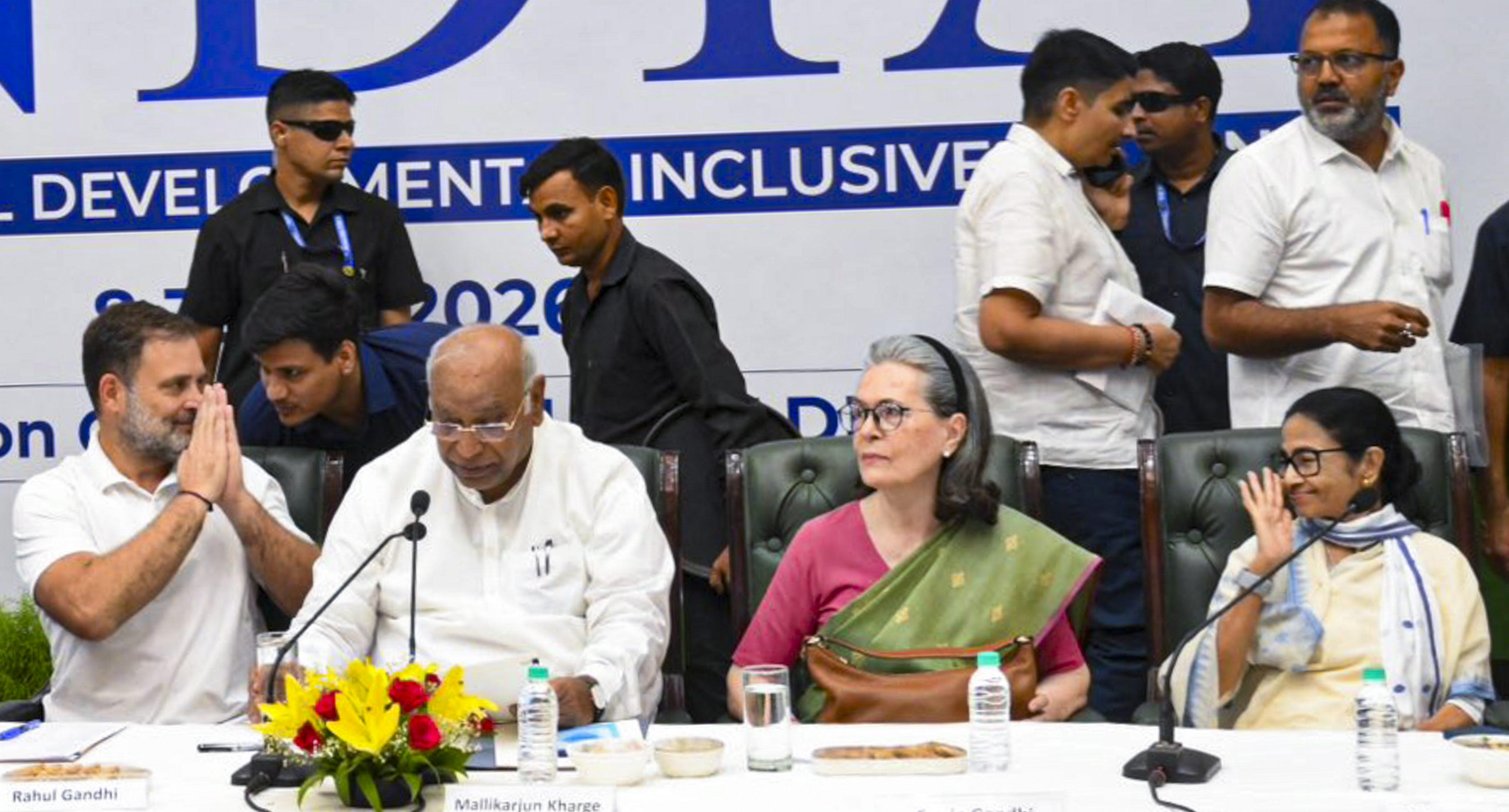 INDIA Bloc মিটিংয়ে মমতা বন্দ্যোপাধ্যায়, সনিয়া গান্ধী, রাহুল গান্ধী ও মল্লিকার্জুন খাড়গে- পিটিআই ফাইল ছবি