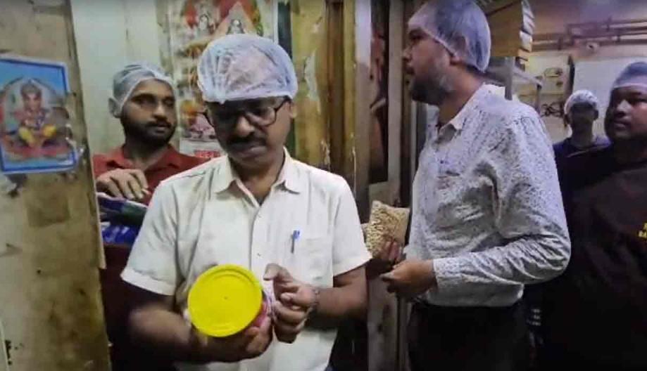 স্টার মলে ফুডকোর্টে অভিযান খাদ্য দফতরের - নিজস্ব চিত্র