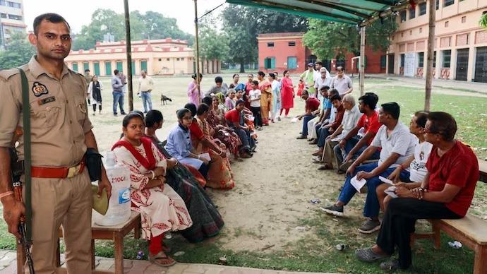 मालदा में एक सरकारी केंद्र के बाहर सेल्फ-एन्यूमरेशन फॉर्म के साथ बैठे लोग