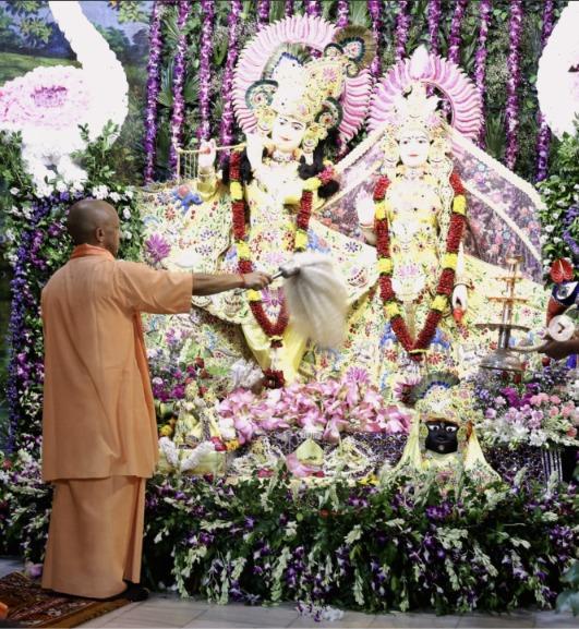 श्रीकृष्ण जन्मभूमि मंदिर में योगी आदित्यनाथ