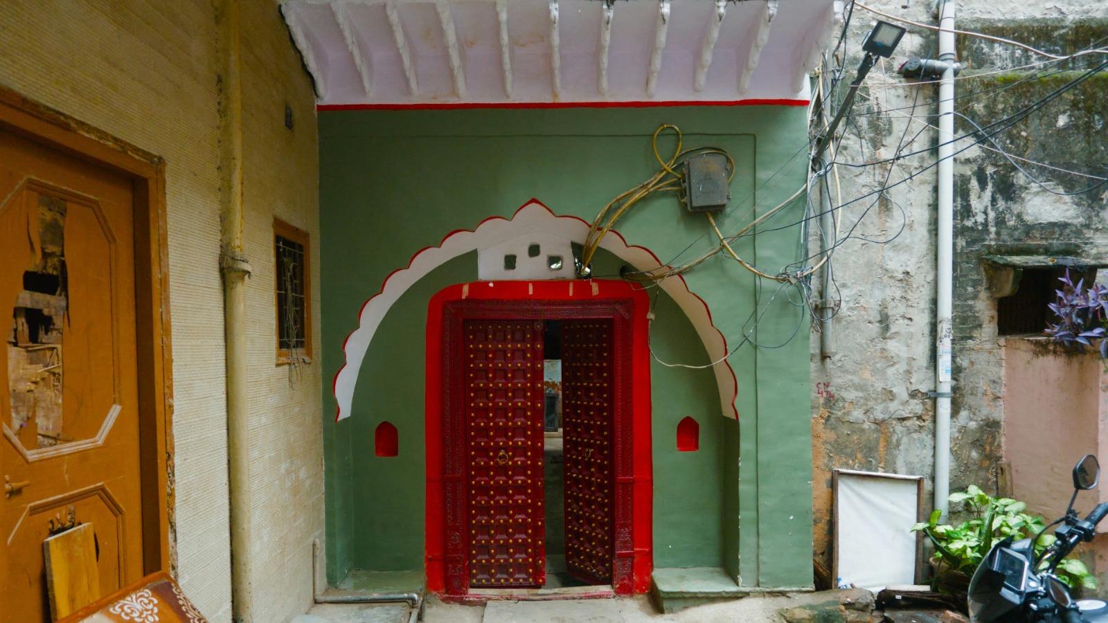 मुनीरका गांव में पुराने दौर की एक हवेली का दरवाजा ( (फोटो : गुलशन कुमार सिंह)